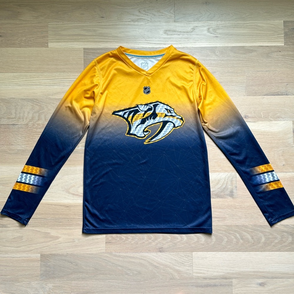 Youth NHL Nashville Predators Long Sleeve Shirt - Size M (10/12)